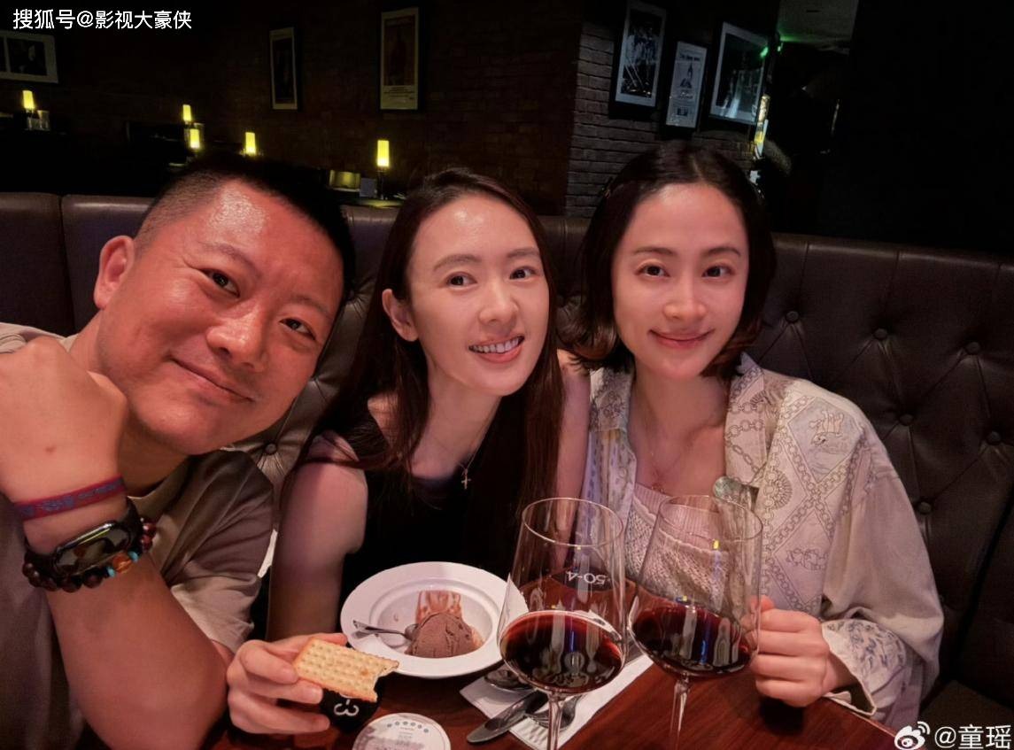 Tóm gọn "ác nữ showbiz" thân mật đi bar với trai lạ, nghi đã bí mật bỏ chồng đại gia hơn 17 tuổi - Ảnh 1. Tóm gọn "ác nữ showbiz" thân mật đi bar với trai lạ, nghi đã bí mật bỏ chồng đại gia hơn 17 tuổi - Ảnh 1.