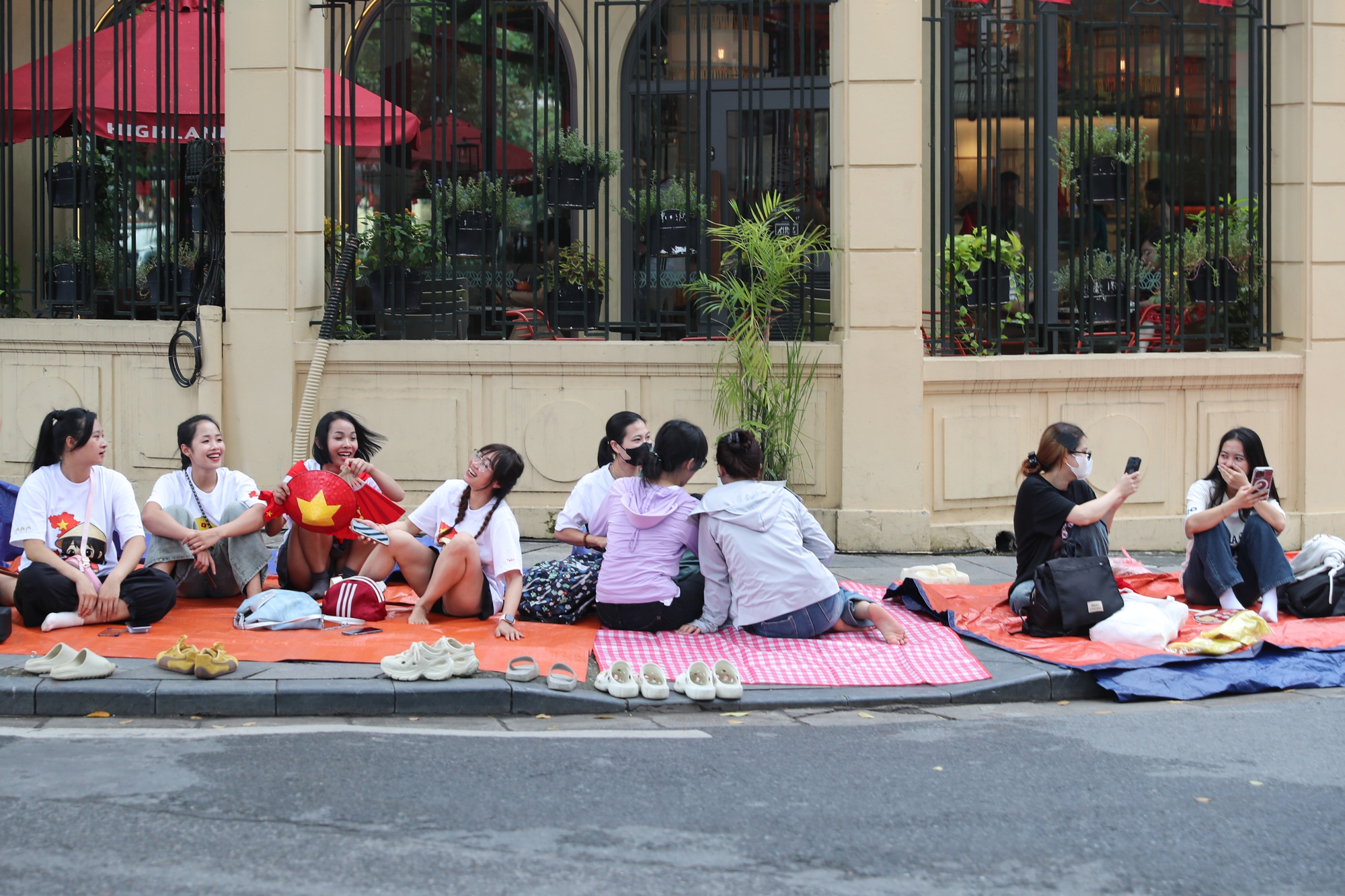 Hàng ngàn người dân "cắm chốt" chờ xem diễu binh A80, Công an Hà Nội liên tục nhắc nhở- Ảnh 5. Hàng ngàn người dân "cắm chốt" chờ xem diễu binh A80, Công an Hà Nội liên tục nhắc nhở- Ảnh 5.