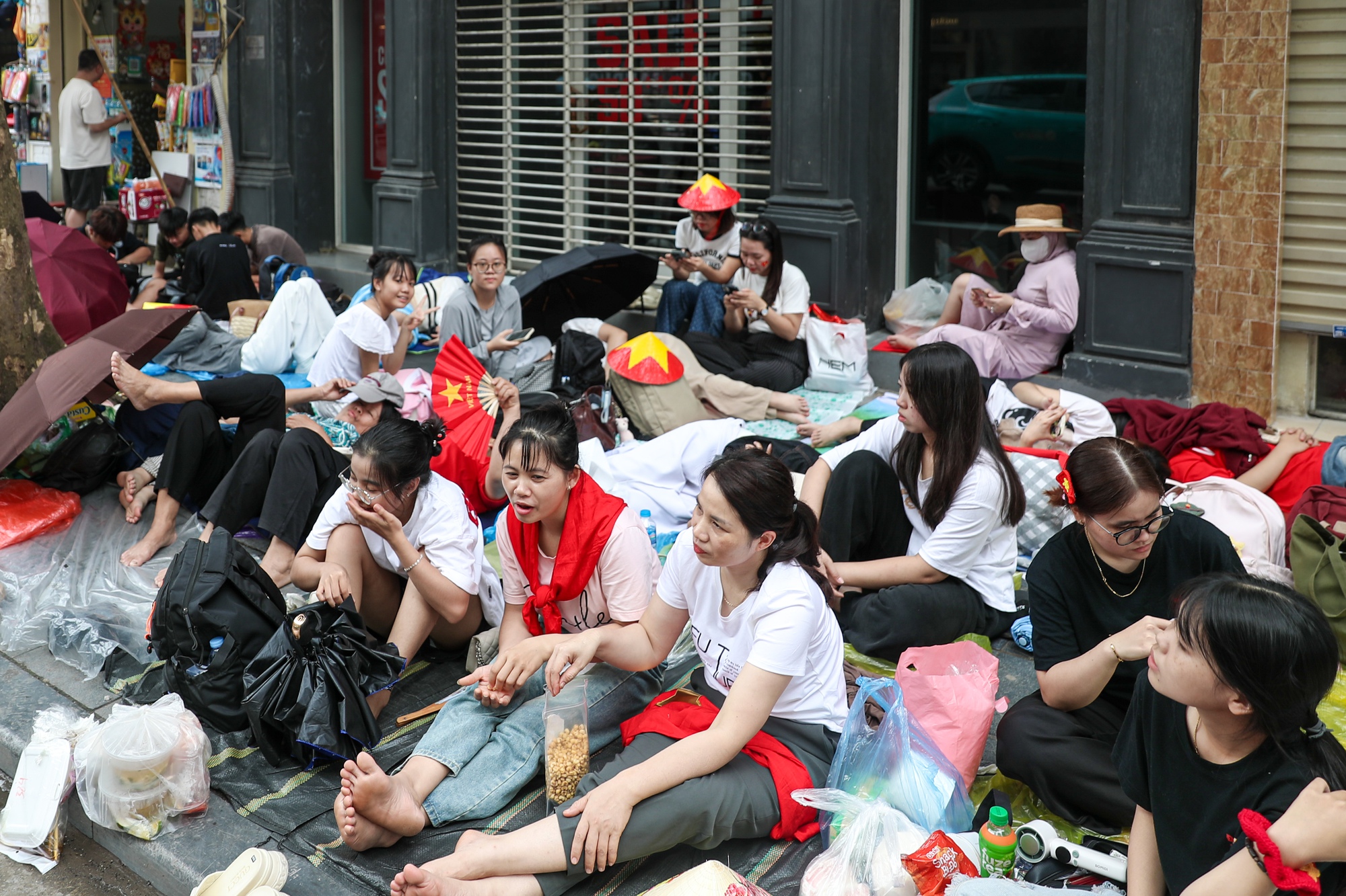 Hàng ngàn người dân "cắm chốt" chờ xem diễu binh A80, Công an Hà Nội liên tục nhắc nhở- Ảnh 6. Hàng ngàn người dân "cắm chốt" chờ xem diễu binh A80, Công an Hà Nội liên tục nhắc nhở- Ảnh 6.