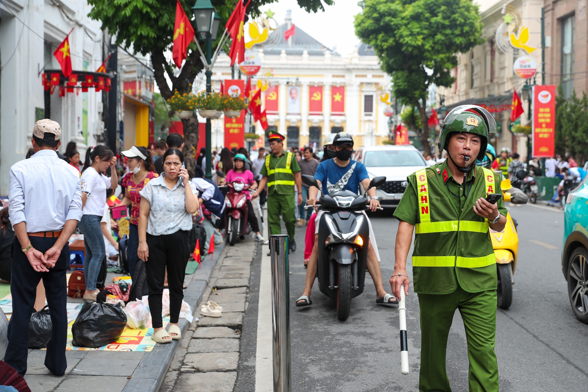 Hàng ngàn người dân "cắm chốt" chờ xem diễu binh A80, Công an Hà Nội liên tục nhắc nhở- Ảnh 8. Hàng ngàn người dân "cắm chốt" chờ xem diễu binh A80, Công an Hà Nội liên tục nhắc nhở- Ảnh 8.