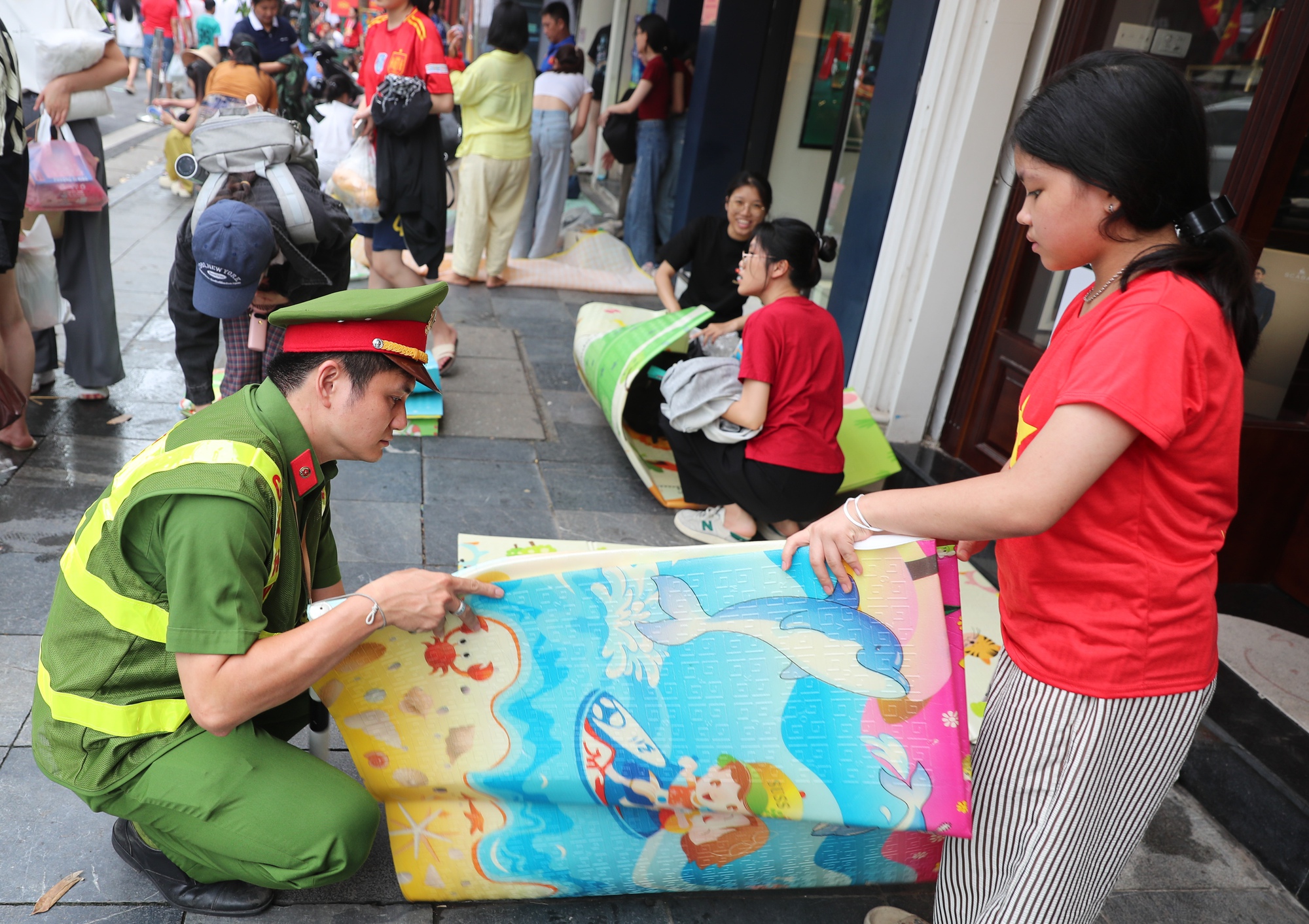 Hàng ngàn người dân "cắm chốt" chờ xem diễu binh A80, Công an Hà Nội liên tục nhắc nhở- Ảnh 10. Hàng ngàn người dân "cắm chốt" chờ xem diễu binh A80, Công an Hà Nội liên tục nhắc nhở- Ảnh 10.