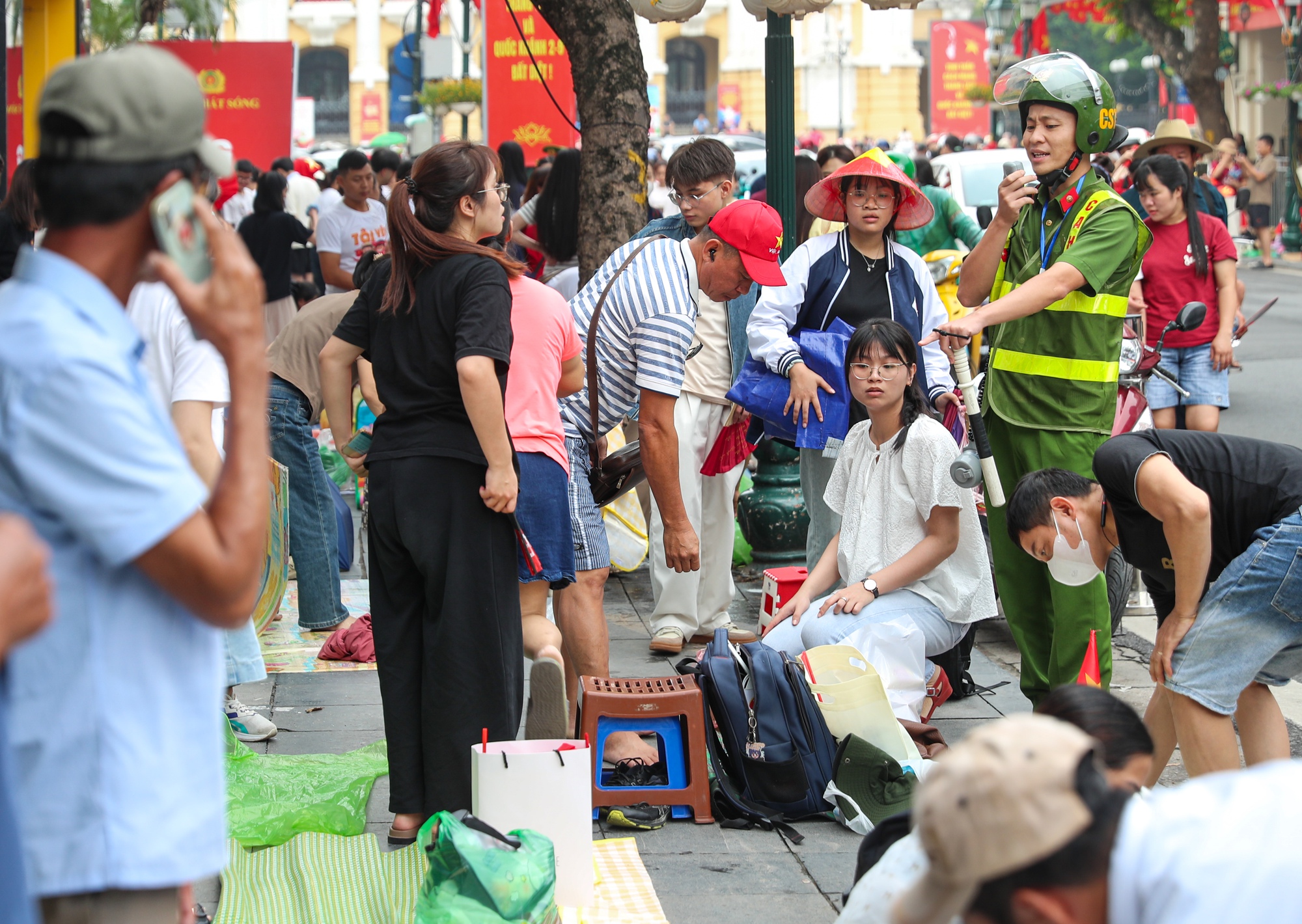 Hàng ngàn người dân "cắm chốt" chờ xem diễu binh A80, Công an Hà Nội liên tục nhắc nhở- Ảnh 9. Hàng ngàn người dân "cắm chốt" chờ xem diễu binh A80, Công an Hà Nội liên tục nhắc nhở- Ảnh 9.