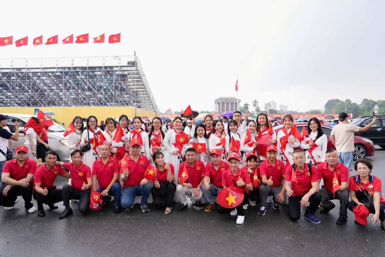 Công ty ở TP HCM đưa 36 đoàn viên ra Hà Nội xem diễu binh Quốc khánh 2 - 9 - Ảnh 1. Công ty ở TP HCM đưa 36 đoàn viên ra Hà Nội xem diễu binh Quốc khánh 2 - 9 - Ảnh 1.