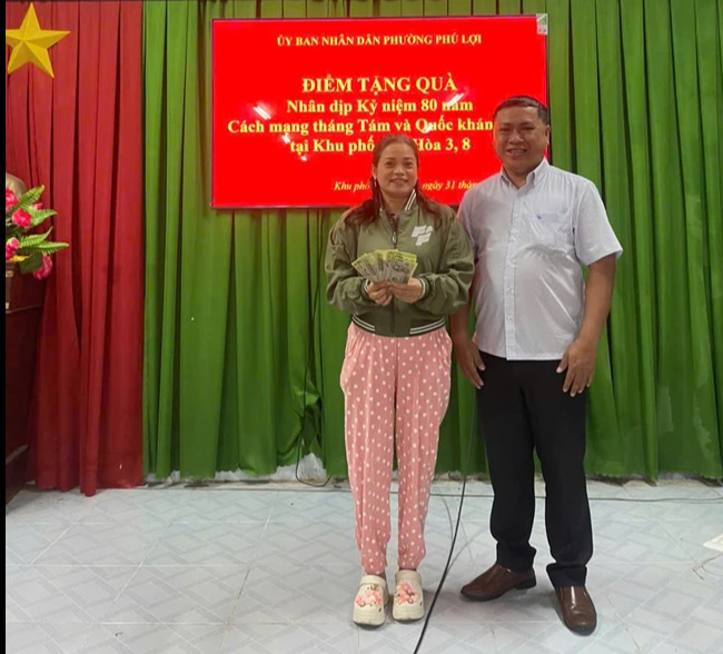 Hơn 100 hộ d&acirc;n ở một phường tại TP HCM đi nhận tiền Quốc kh&aacute;nh trong đ&ecirc;m- Ảnh 3.