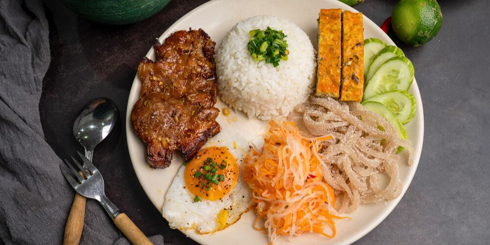 Khách Tây khám phá 17 món ngon Việt Nam không thể bỏ lỡ - Ảnh 16. Khách Tây khám phá 17 món ngon Việt Nam không thể bỏ lỡ - Ảnh 16.