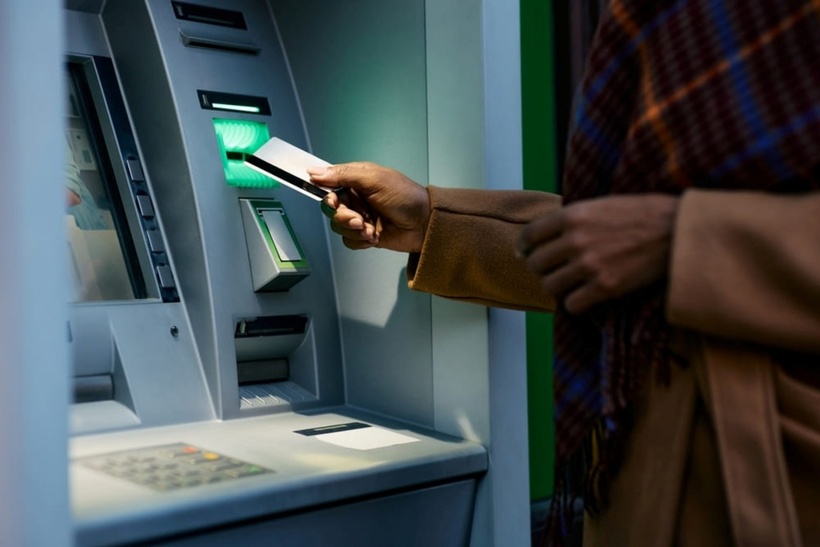 Chiêu tiết kiệm phí rút tiền tại ATM - Ảnh 2. Chiêu tiết kiệm phí rút tiền tại ATM - Ảnh 2.
