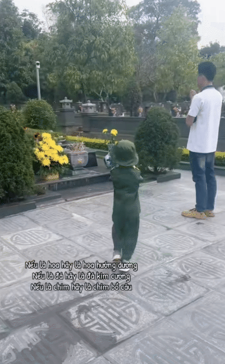 Bố mẹ đưa b&eacute; con 4 tuổi vượt hơn 1.600km từ Nam ra Bắc trước thềm đại lễ: 