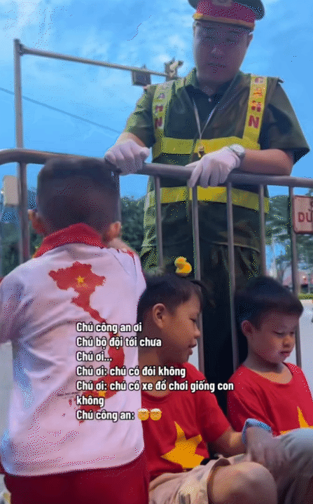 Bố mẹ đưa b&eacute; con 4 tuổi vượt hơn 1.600km từ Nam ra Bắc trước thềm đại lễ: 