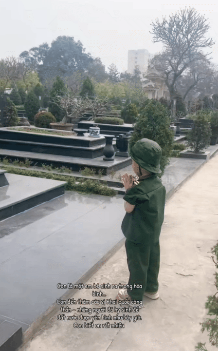 Bố mẹ đưa b&eacute; con 4 tuổi vượt hơn 1.600km từ Nam ra Bắc trước thềm đại lễ: 