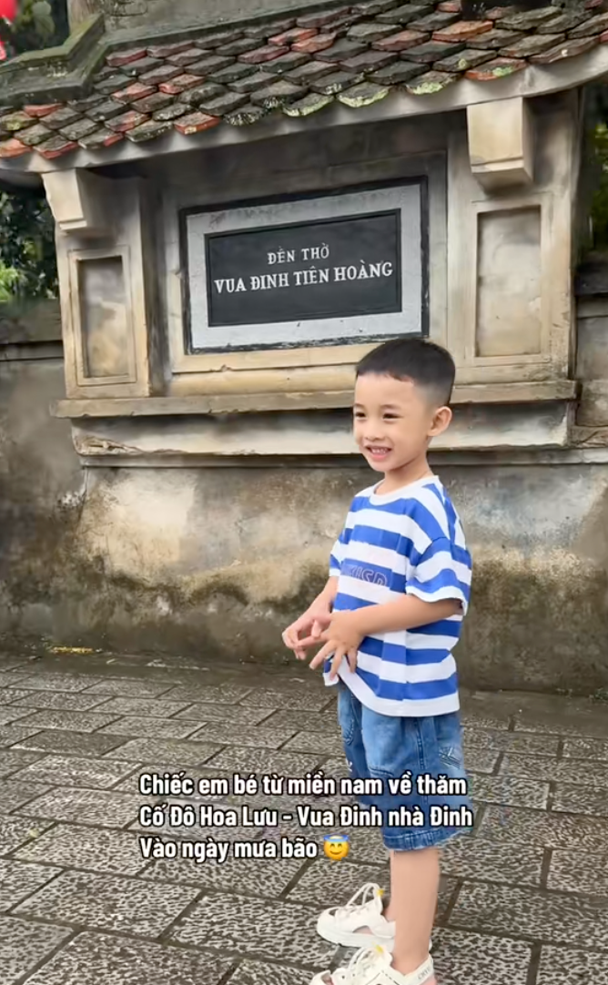 Bố mẹ đưa b&eacute; con 4 tuổi vượt hơn 1.600km từ Nam ra Bắc trước thềm đại lễ: 