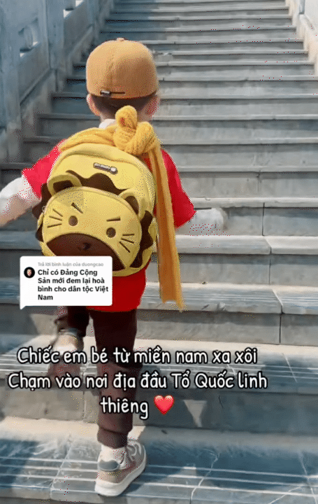 Bố mẹ đưa b&eacute; con 4 tuổi vượt hơn 1.600km từ Nam ra Bắc trước thềm đại lễ: 