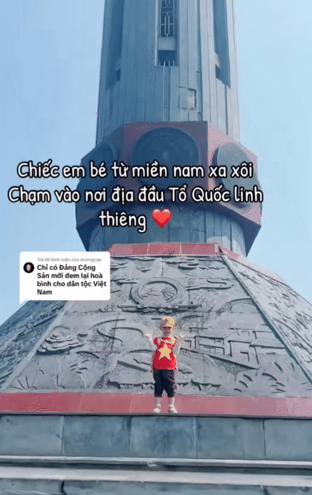 Bố mẹ đưa b&eacute; con 4 tuổi vượt hơn 1.600km từ Nam ra Bắc trước thềm đại lễ: 