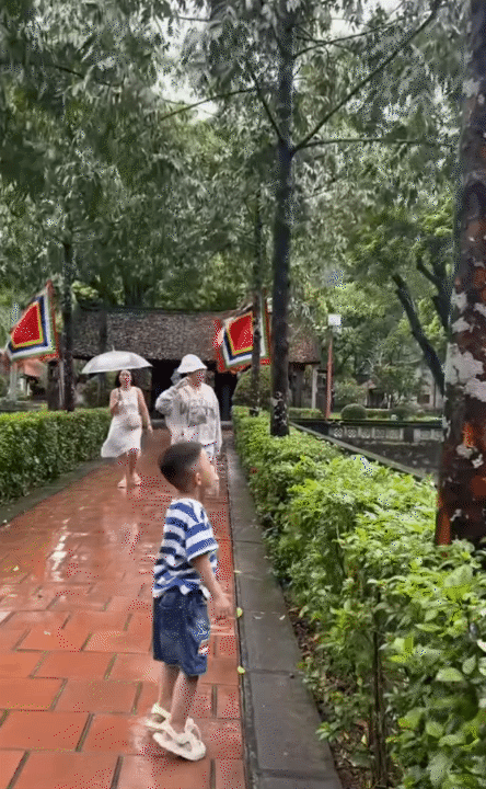 Bố mẹ đưa b&eacute; con 4 tuổi vượt hơn 1.600km từ Nam ra Bắc trước thềm đại lễ: 