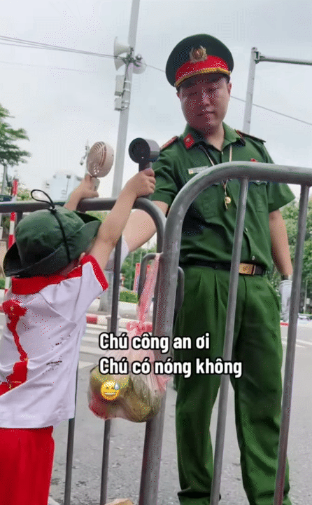 Bố mẹ đưa b&eacute; con 4 tuổi vượt hơn 1.600km từ Nam ra Bắc trước thềm đại lễ: 