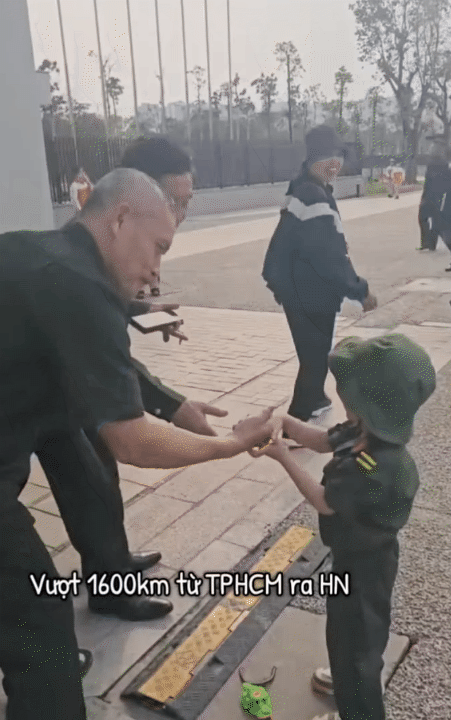 Bố mẹ đưa b&eacute; con 4 tuổi vượt hơn 1.600km từ Nam ra Bắc trước thềm đại lễ: 