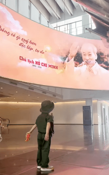 Bố mẹ đưa b&eacute; con 4 tuổi vượt hơn 1.600km từ Nam ra Bắc trước thềm đại lễ: 