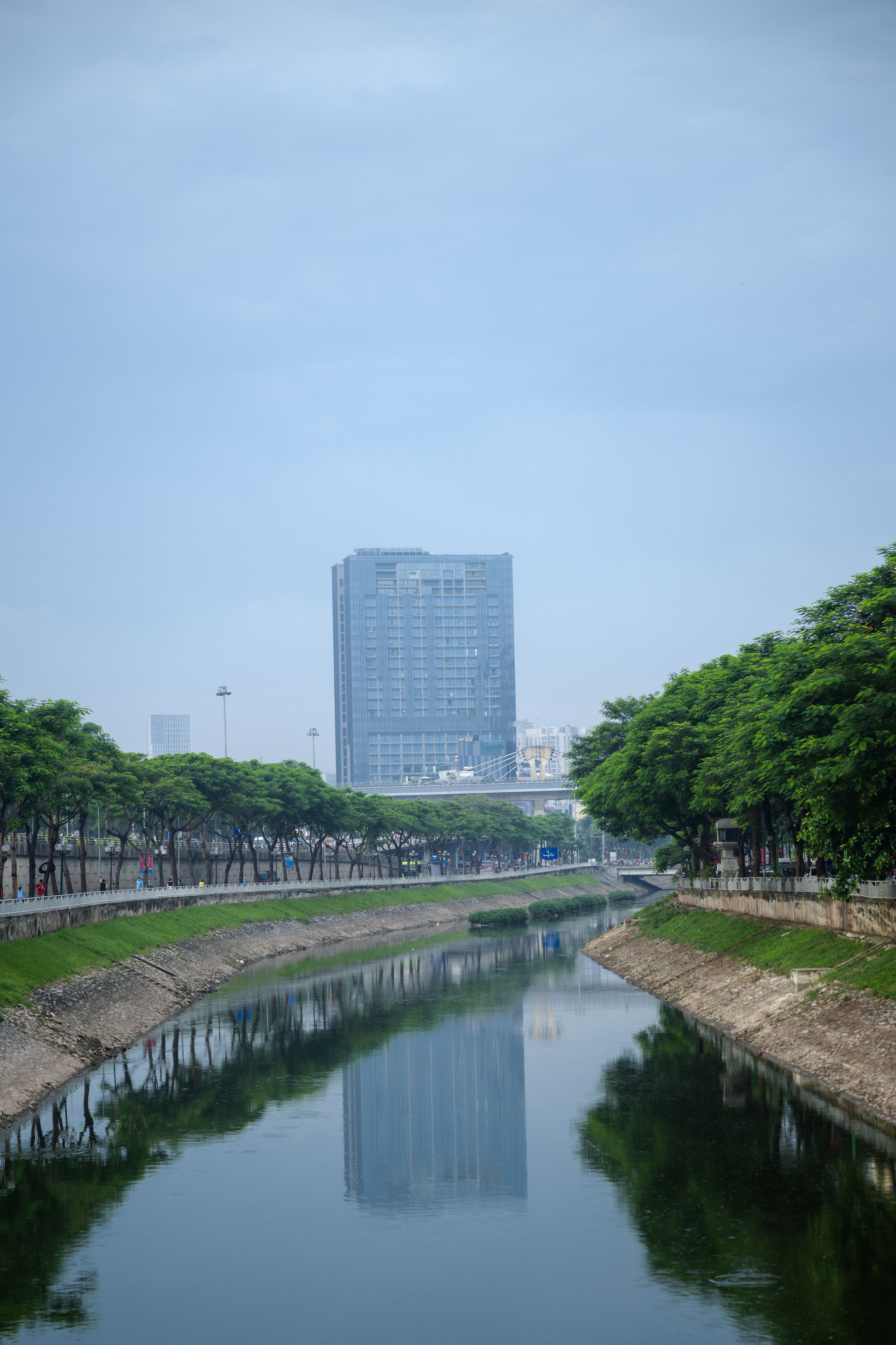 Cảnh tượng hiếm thấy: Sông Tô Lịch hóa xanh, cá bơi tung tăng giữa lòng Hà Nội- Ảnh 3. Cảnh tượng hiếm thấy: Sông Tô Lịch hóa xanh, cá bơi tung tăng giữa lòng Hà Nội- Ảnh 3.
