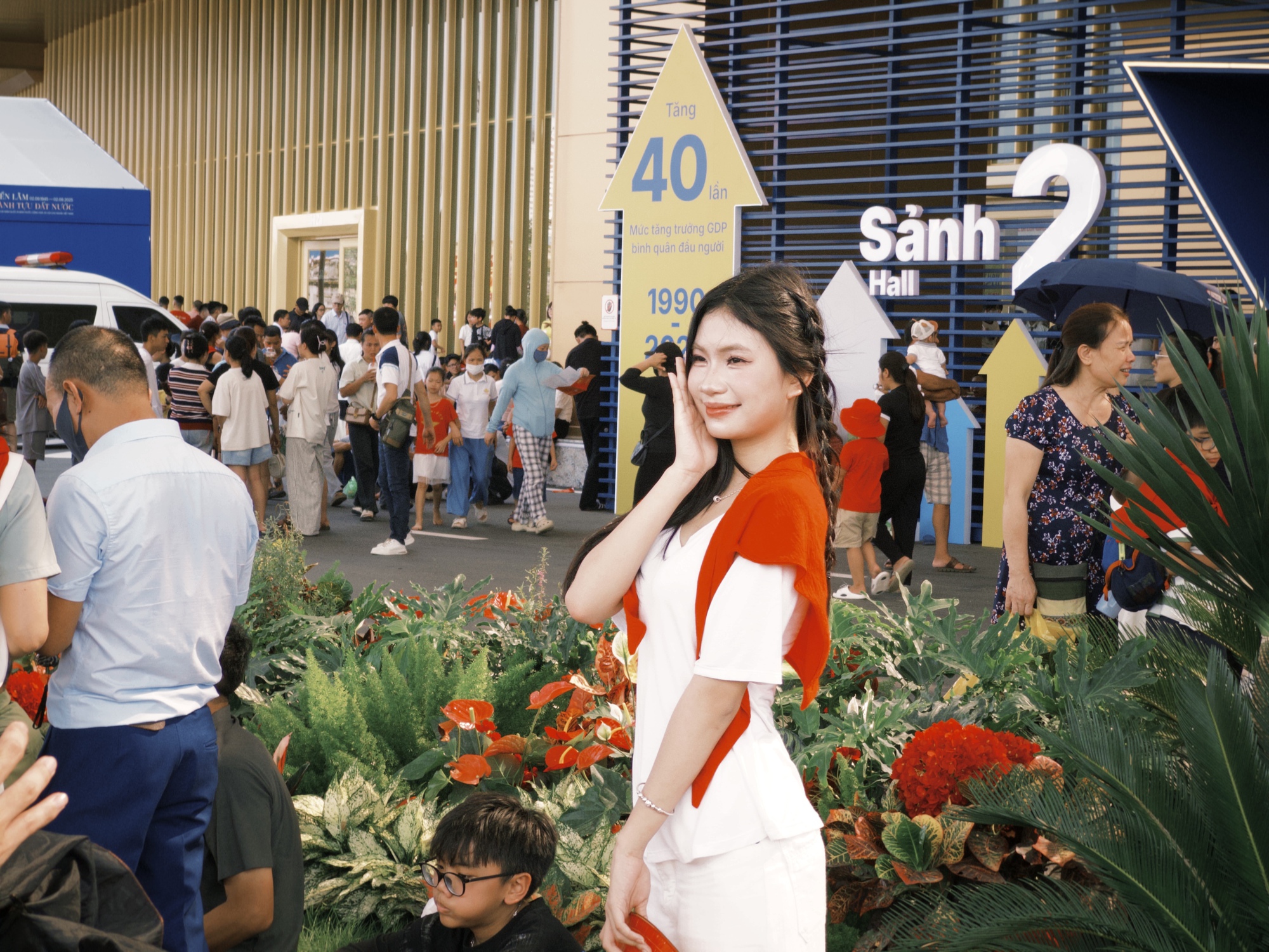 Gia đình 29 người ở Hà Nội đi hơn 9 tiếng để đến triển lãm ở Cổ Loa: "Biết là rất đông nhưng..."- Ảnh 4. Gia đình 29 người ở Hà Nội đi hơn 9 tiếng để đến triển lãm ở Cổ Loa: "Biết là rất đông nhưng..."- Ảnh 4.