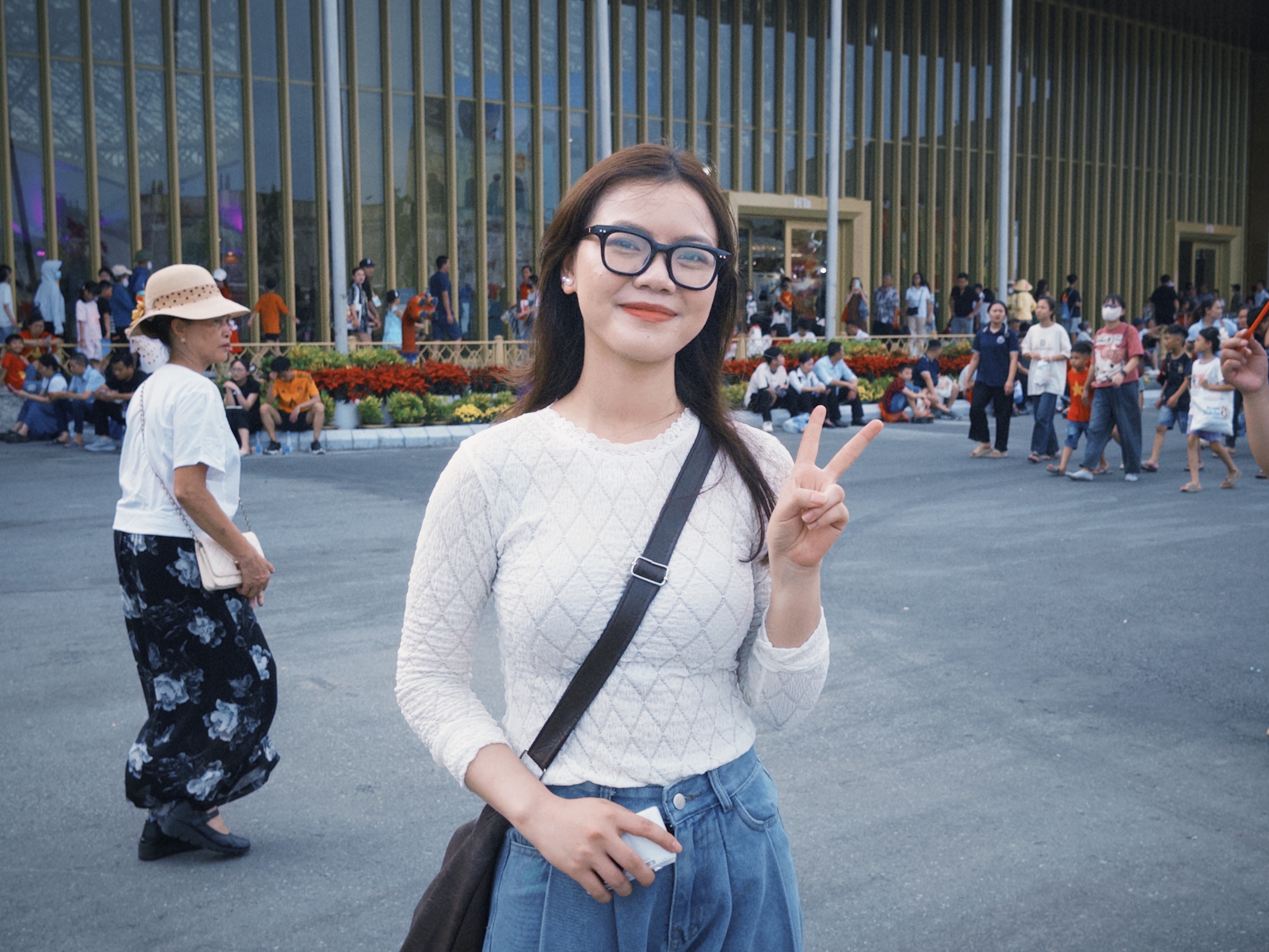 Gia đình 29 người ở Hà Nội đi hơn 9 tiếng để đến triển lãm ở Cổ Loa: "Biết là rất đông nhưng..."- Ảnh 2. Gia đình 29 người ở Hà Nội đi hơn 9 tiếng để đến triển lãm ở Cổ Loa: "Biết là rất đông nhưng..."- Ảnh 2.