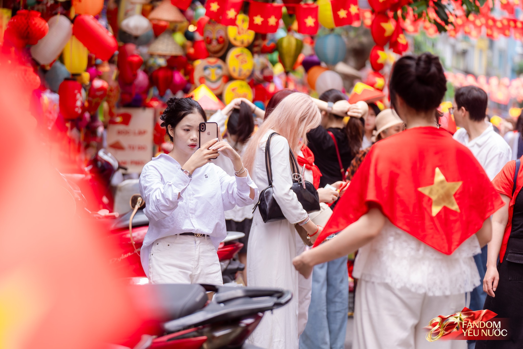 Hà Nội mưa như trút, "khối yêu nước" vẫn không rời vị trí để xem diễu binh 2/9- Ảnh 22.