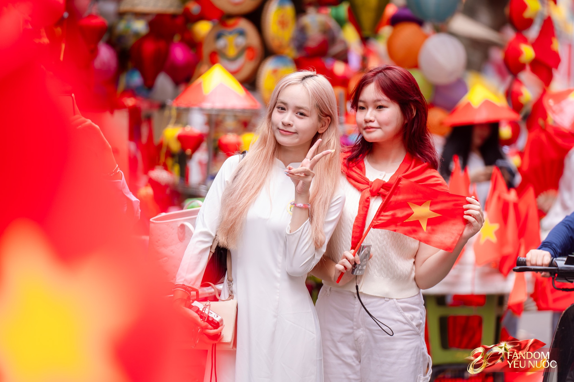 Hà Nội mưa như trút, "khối yêu nước" vẫn không rời vị trí để xem diễu binh 2/9- Ảnh 20.