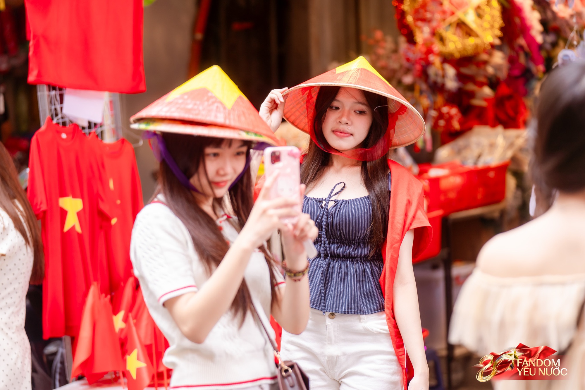 Hà Nội mưa như trút, "khối yêu nước" vẫn không rời vị trí để xem diễu binh 2/9- Ảnh 21.