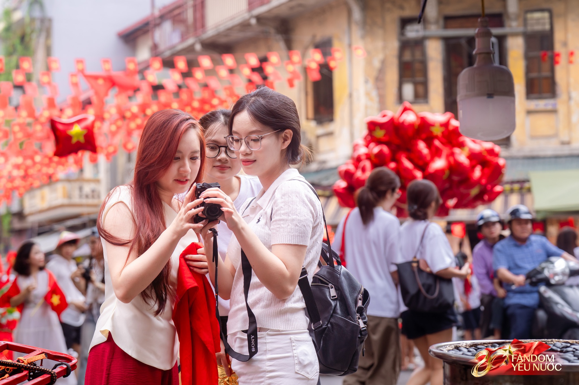Hà Nội mưa như trút, "khối yêu nước" vẫn không rời vị trí để xem diễu binh 2/9- Ảnh 32.