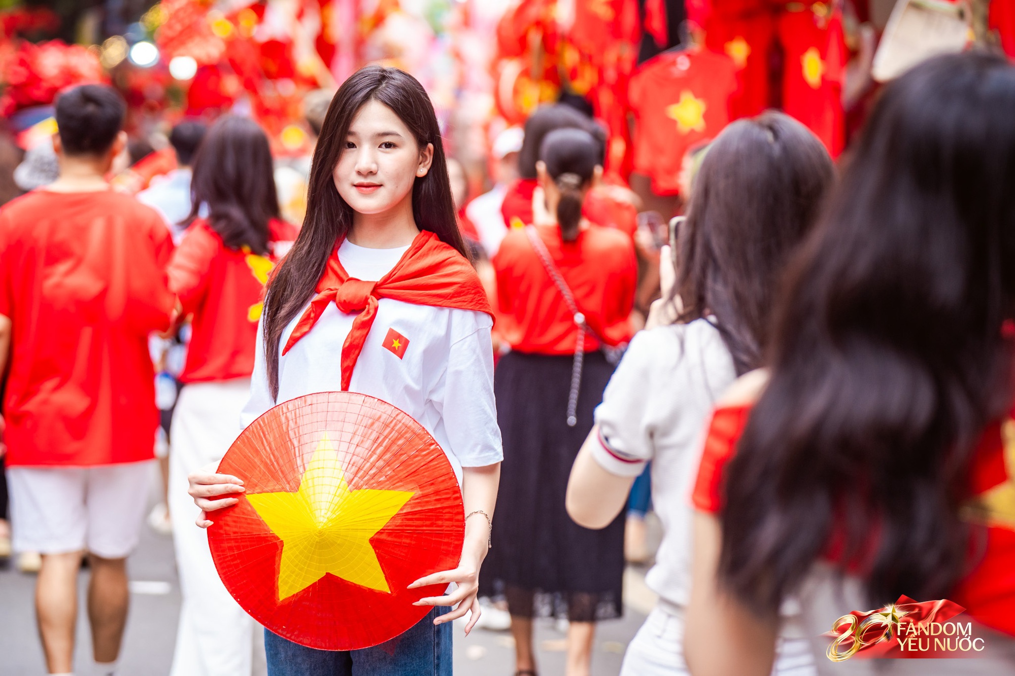 Hà Nội mưa như trút, "khối yêu nước" vẫn không rời vị trí để xem diễu binh 2/9- Ảnh 30.