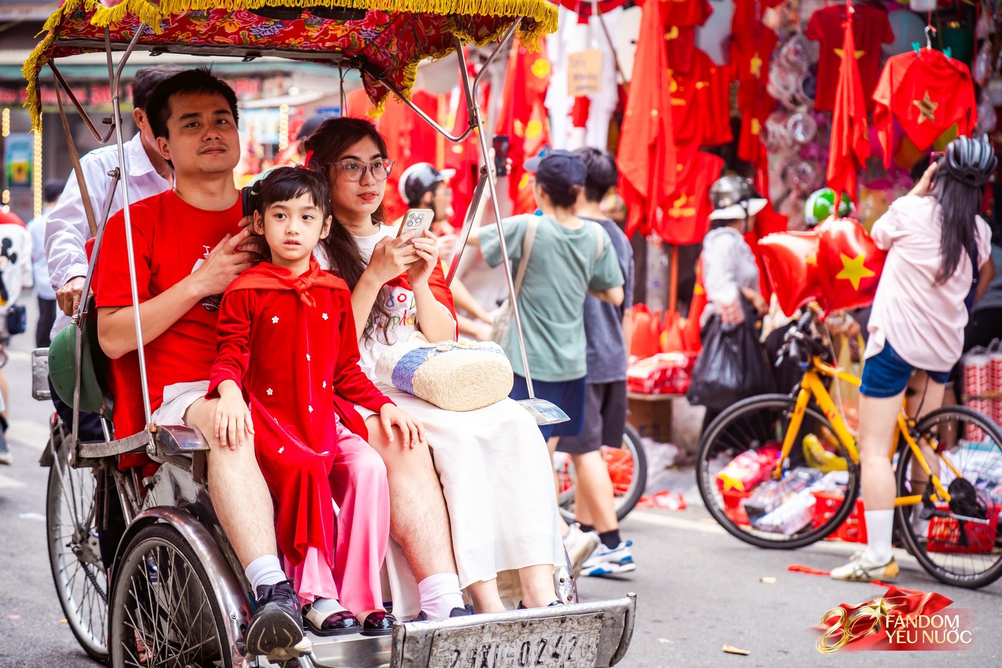 Hà Nội mưa như trút, "khối yêu nước" vẫn không rời vị trí để xem diễu binh 2/9- Ảnh 24.