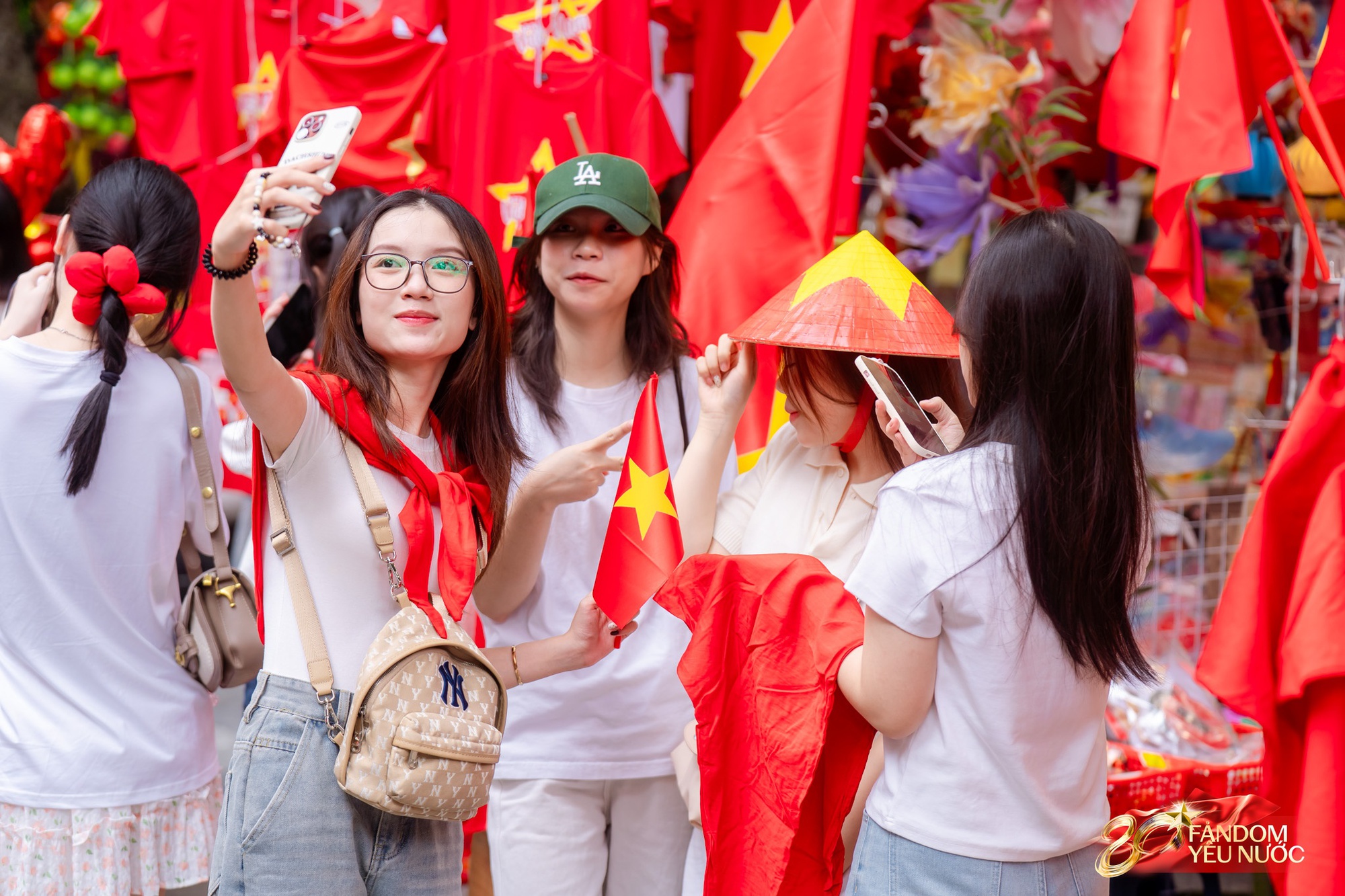 Hà Nội mưa như trút, "khối yêu nước" vẫn không rời vị trí để xem diễu binh 2/9- Ảnh 23.