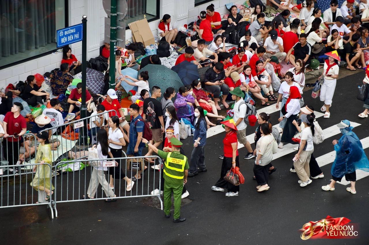 Cảnh tượng trên đường phố Hà Nội 12 tiếng trước ngày diễu binh A80- Ảnh 13.