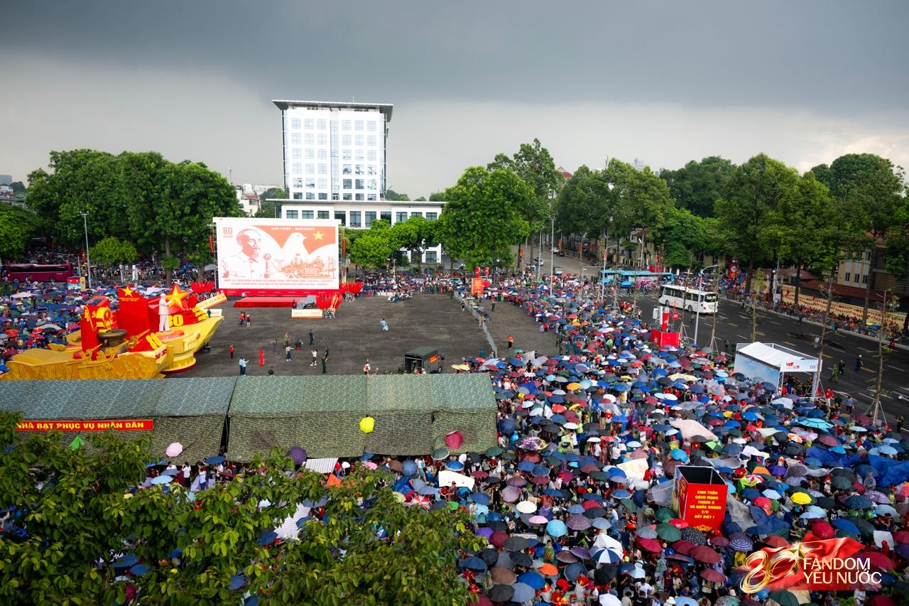 Hà Nội mưa như trút, "khối yêu nước" vẫn không rời vị trí để xem diễu binh 2/9- Ảnh 15.