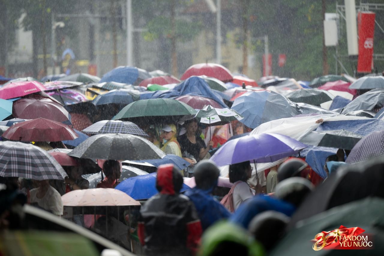 Cập nhật đường phố Thủ Đô chiều 1/9: Người dân đội mưa giữ chỗ; Bắt đầu hạn chế phương tiện lưu thông- Ảnh 2.