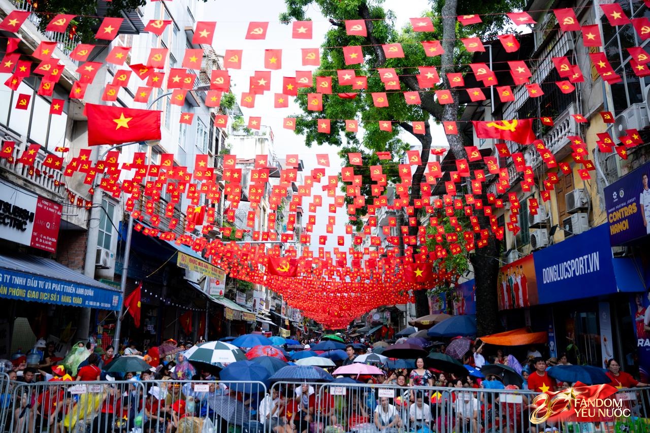 Cập nhật đường phố Thủ Đô chiều 1/9: Người dân đội mưa giữ chỗ; Bắt đầu hạn chế phương tiện lưu thông- Ảnh 1.