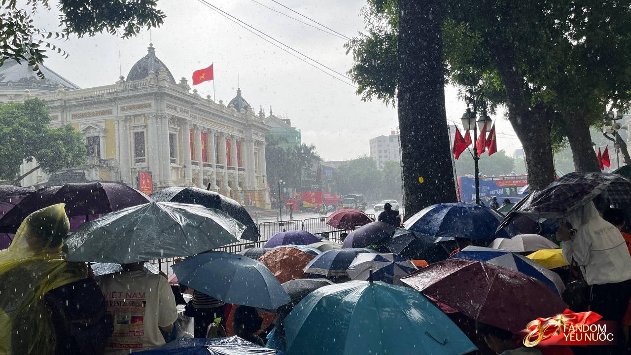 Hà Nội mưa như trút, "khối yêu nước" vẫn không rời vị trí để xem diễu binh 2/9- Ảnh 13.