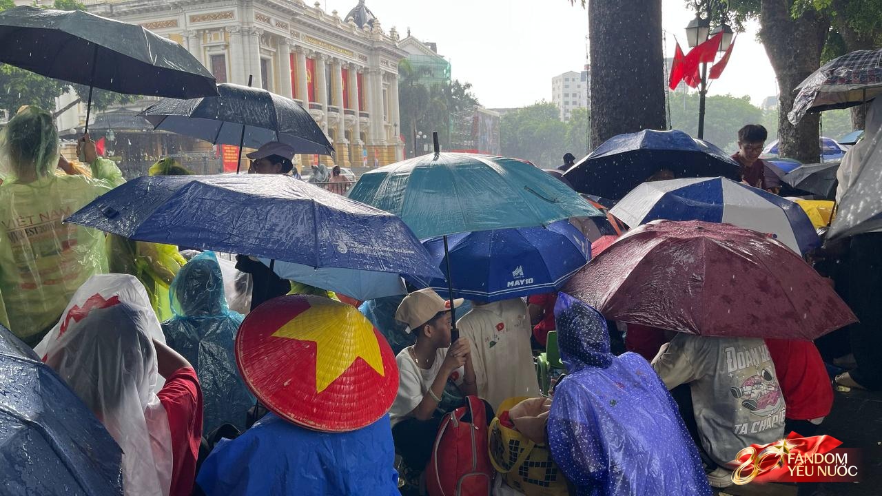 Hà Nội mưa như trút, "khối yêu nước" vẫn không rời vị trí để xem diễu binh 2/9- Ảnh 14.