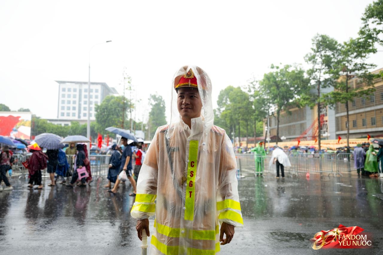 Cập nhật đường phố Thủ Đô chiều 1/9: Người dân đội mưa giữ chỗ; Bắt đầu hạn chế phương tiện lưu thông- Ảnh 5.