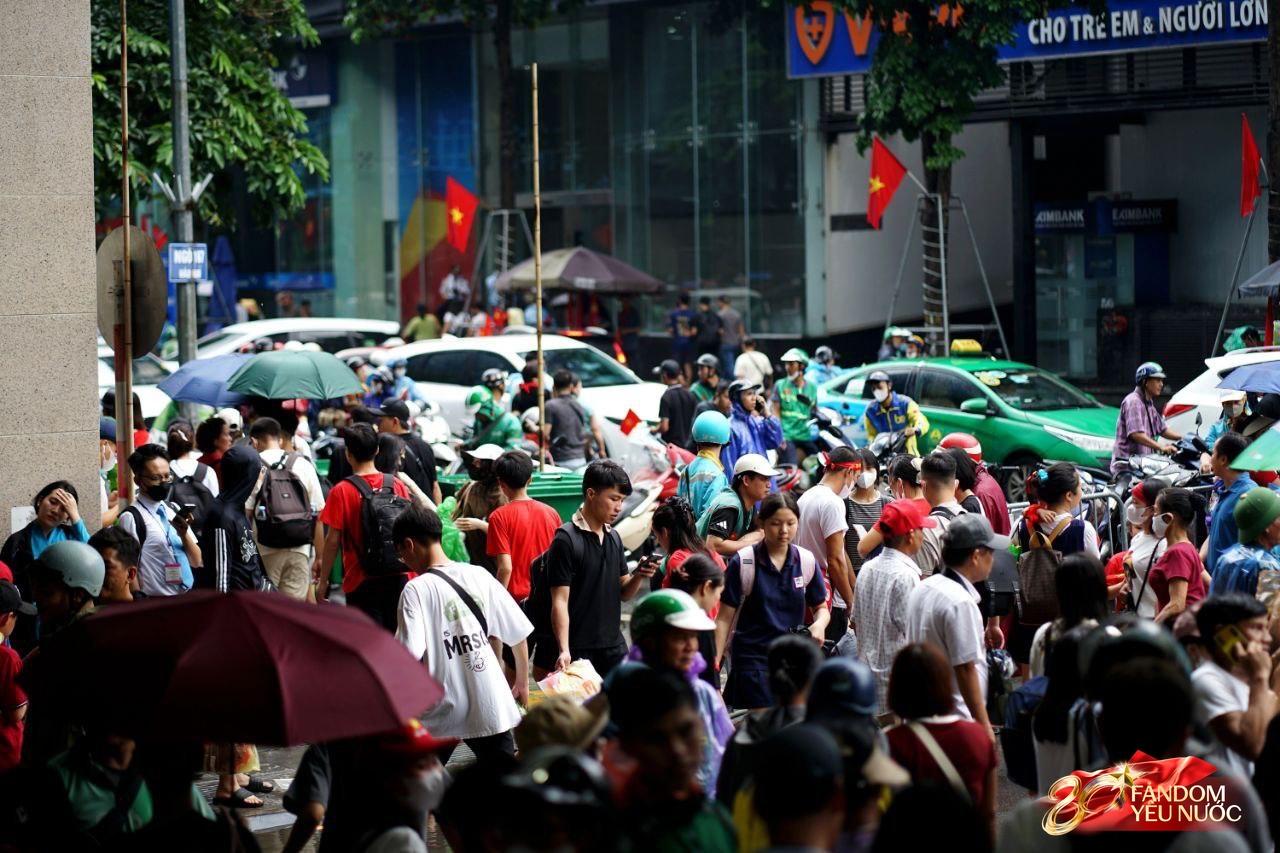 Hà Nội mưa như trút, "khối yêu nước" vẫn không rời vị trí để xem diễu binh 2/9- Ảnh 11.