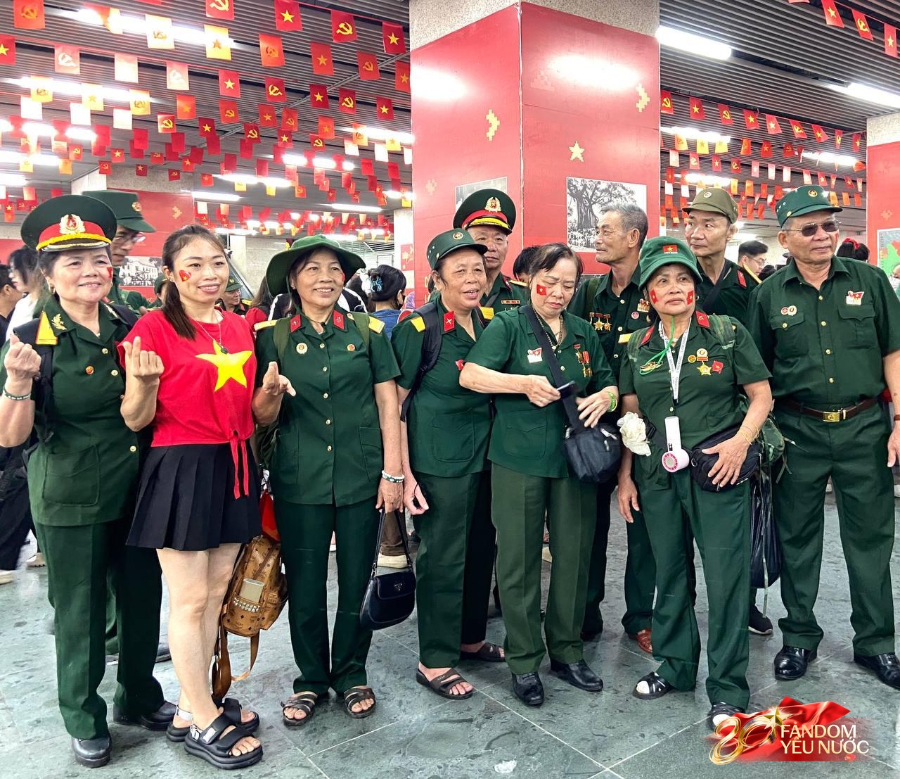 Hà Nội mưa như trút, "khối yêu nước" vẫn không rời vị trí để xem diễu binh 2/9- Ảnh 12.