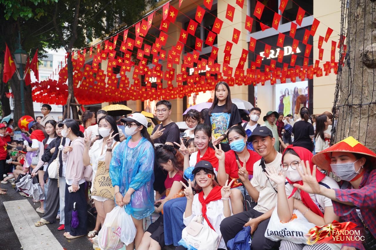 Hà Nội mưa như trút, "khối yêu nước" vẫn không rời vị trí để xem diễu binh 2/9- Ảnh 2.