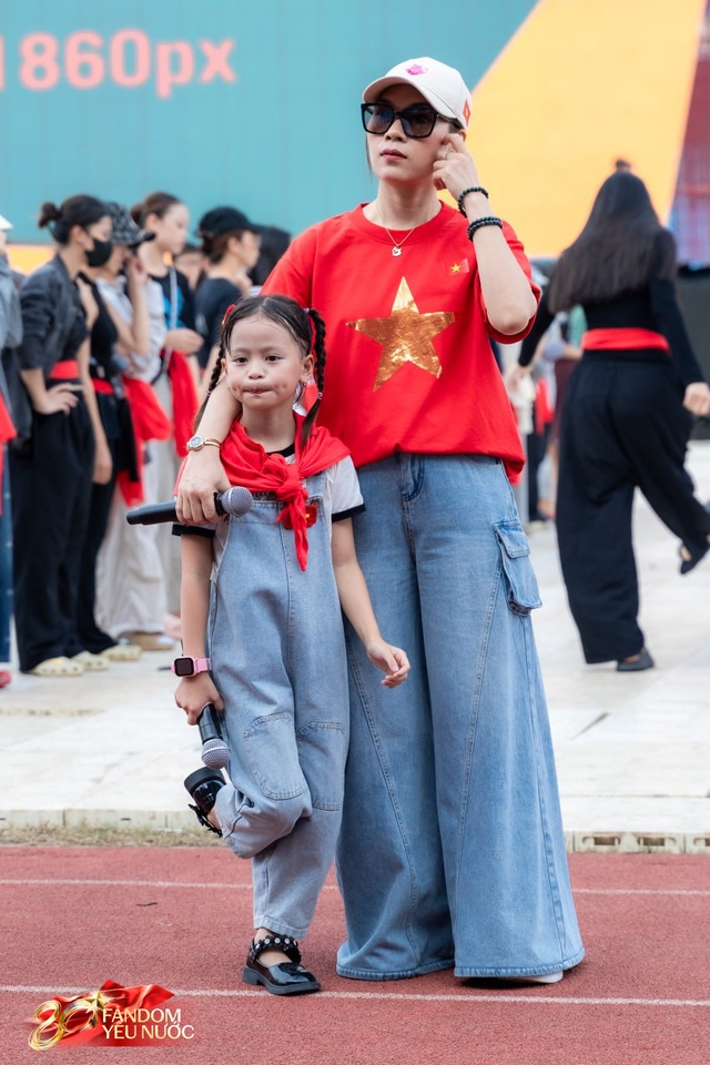 Giọng ca nhí cùng Mỹ Tâm hát Tiến Quân Ca ở Quảng trường Ba Đình vào Đại lễ 2/9 là ai?- Ảnh 2. Giọng ca nhí cùng Mỹ Tâm hát Tiến Quân Ca ở Quảng trường Ba Đình vào Đại lễ 2/9 là ai?- Ảnh 2.