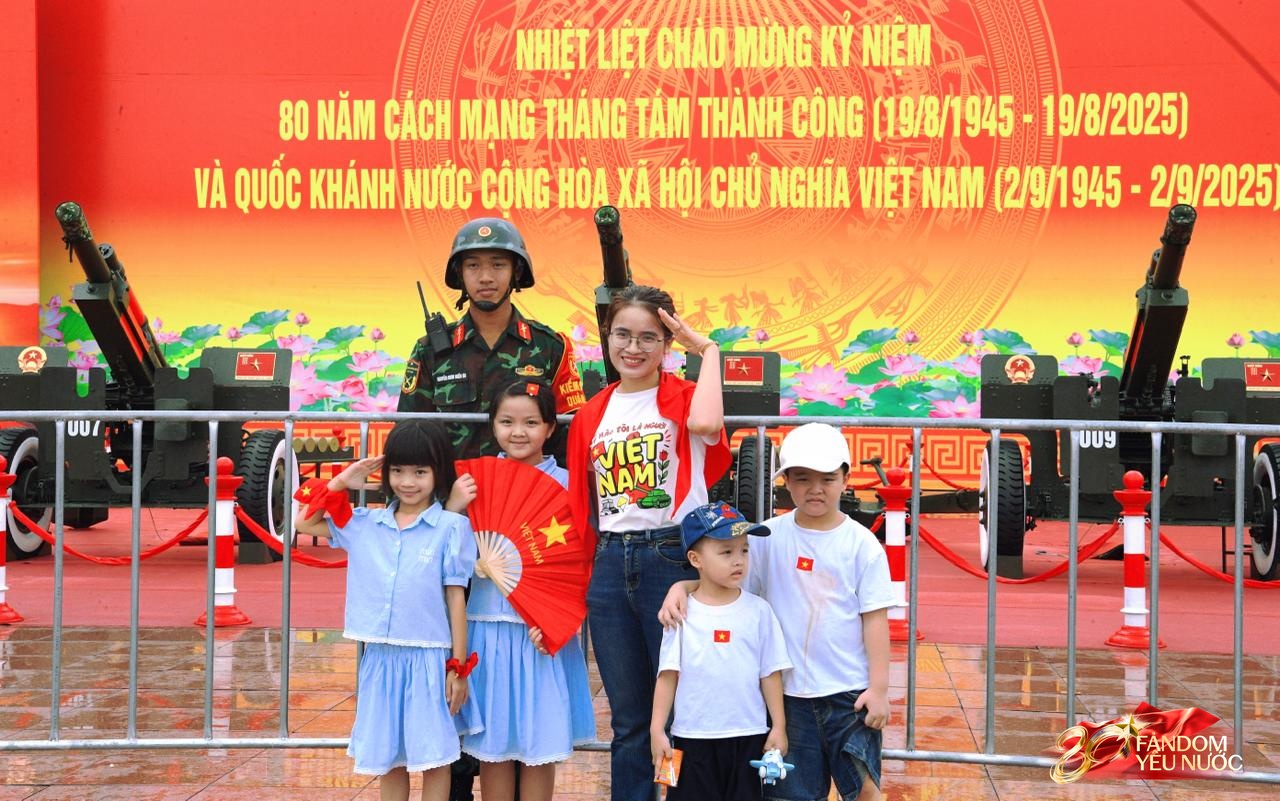 Hà Nội mưa như trút, "khối yêu nước" vẫn không rời vị trí để xem diễu binh 2/9- Ảnh 5.