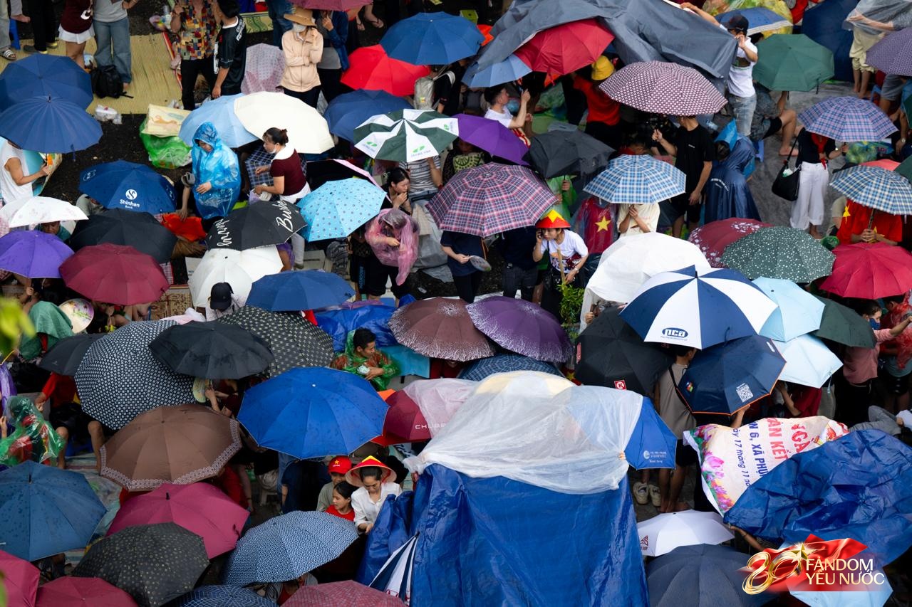 Hà Nội mưa như trút, "khối yêu nước" vẫn không rời vị trí để xem diễu binh 2/9- Ảnh 18.