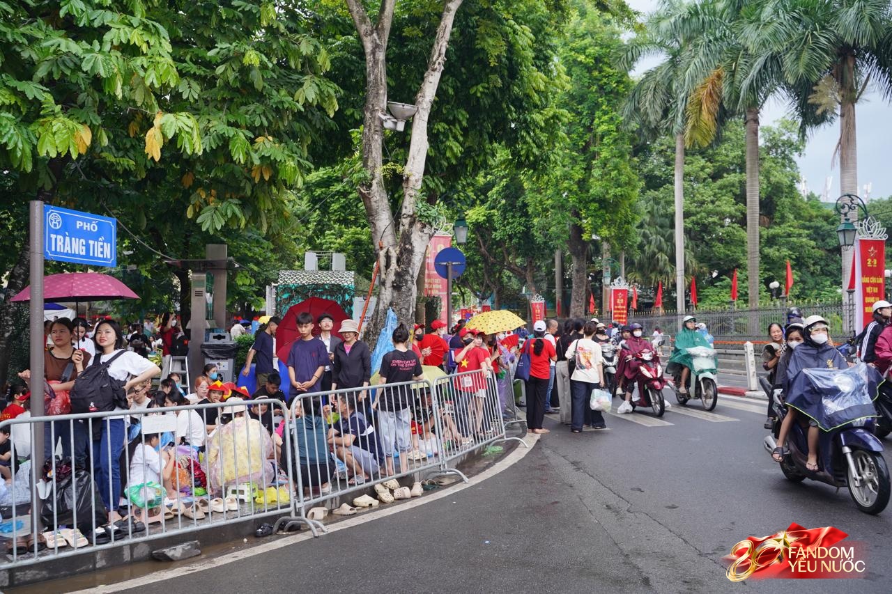 Hà Nội mưa như trút, "khối yêu nước" vẫn không rời vị trí để xem diễu binh 2/9- Ảnh 1.