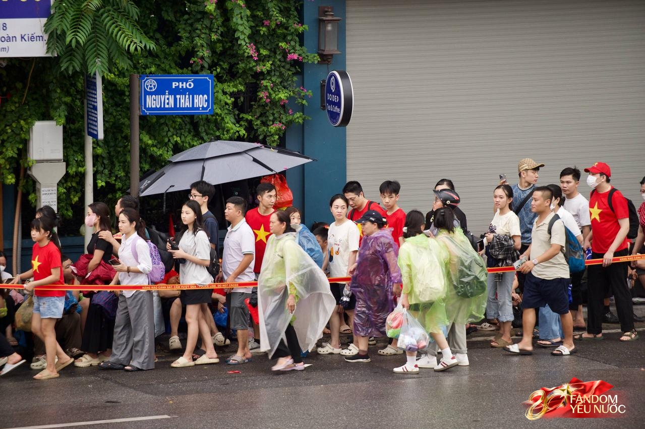 Cảnh tượng trên đường phố Hà Nội 12 tiếng trước ngày diễu binh A80- Ảnh 14.