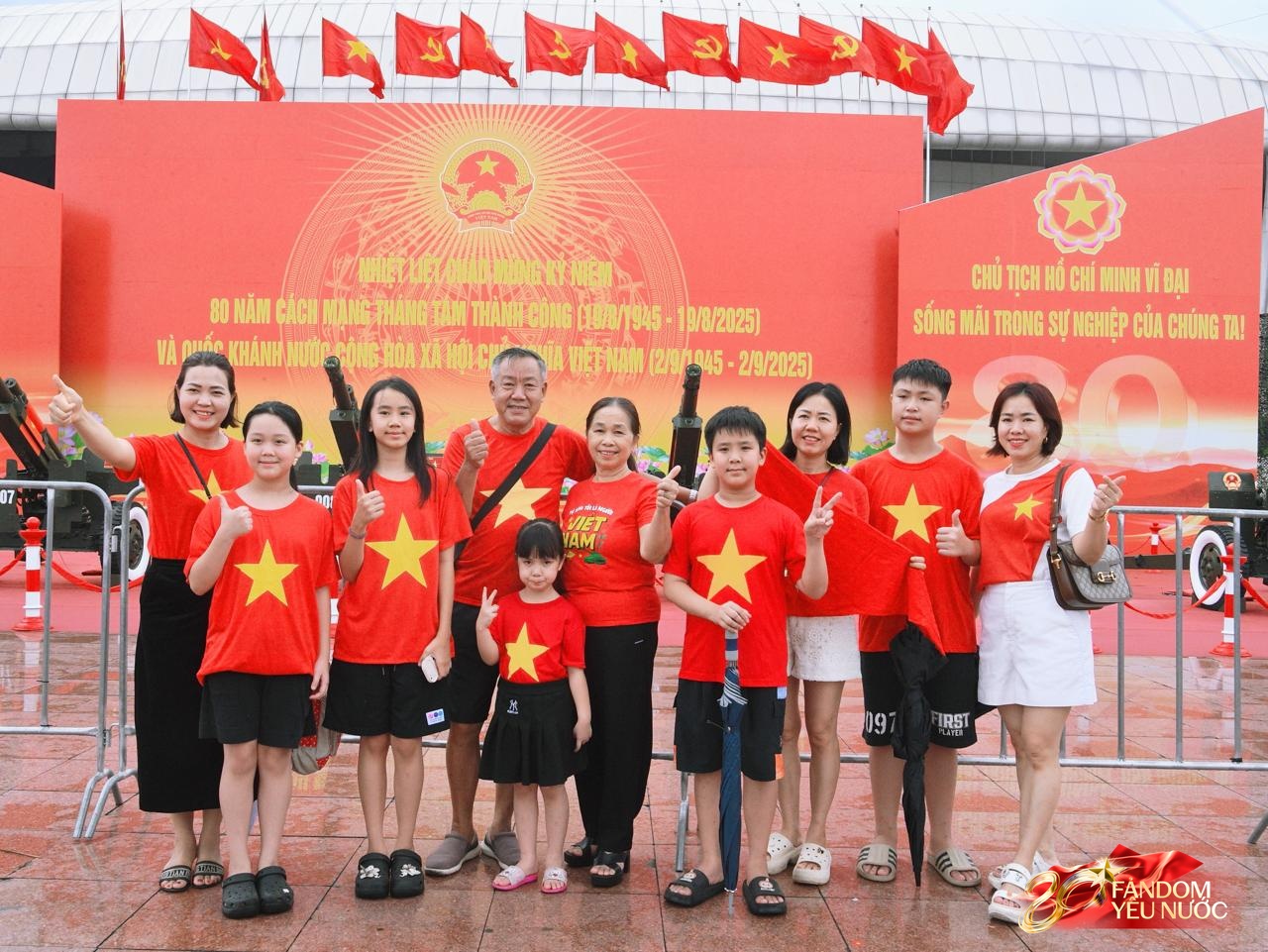 Hà Nội mưa như trút, "khối yêu nước" vẫn không rời vị trí để xem diễu binh 2/9- Ảnh 6.