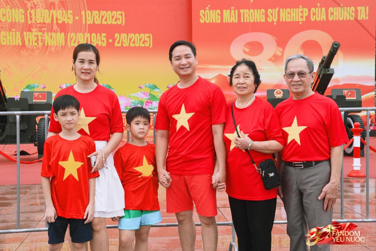 Hà Nội mưa như trút, "khối yêu nước" vẫn không rời vị trí để xem diễu binh 2/9- Ảnh 7.