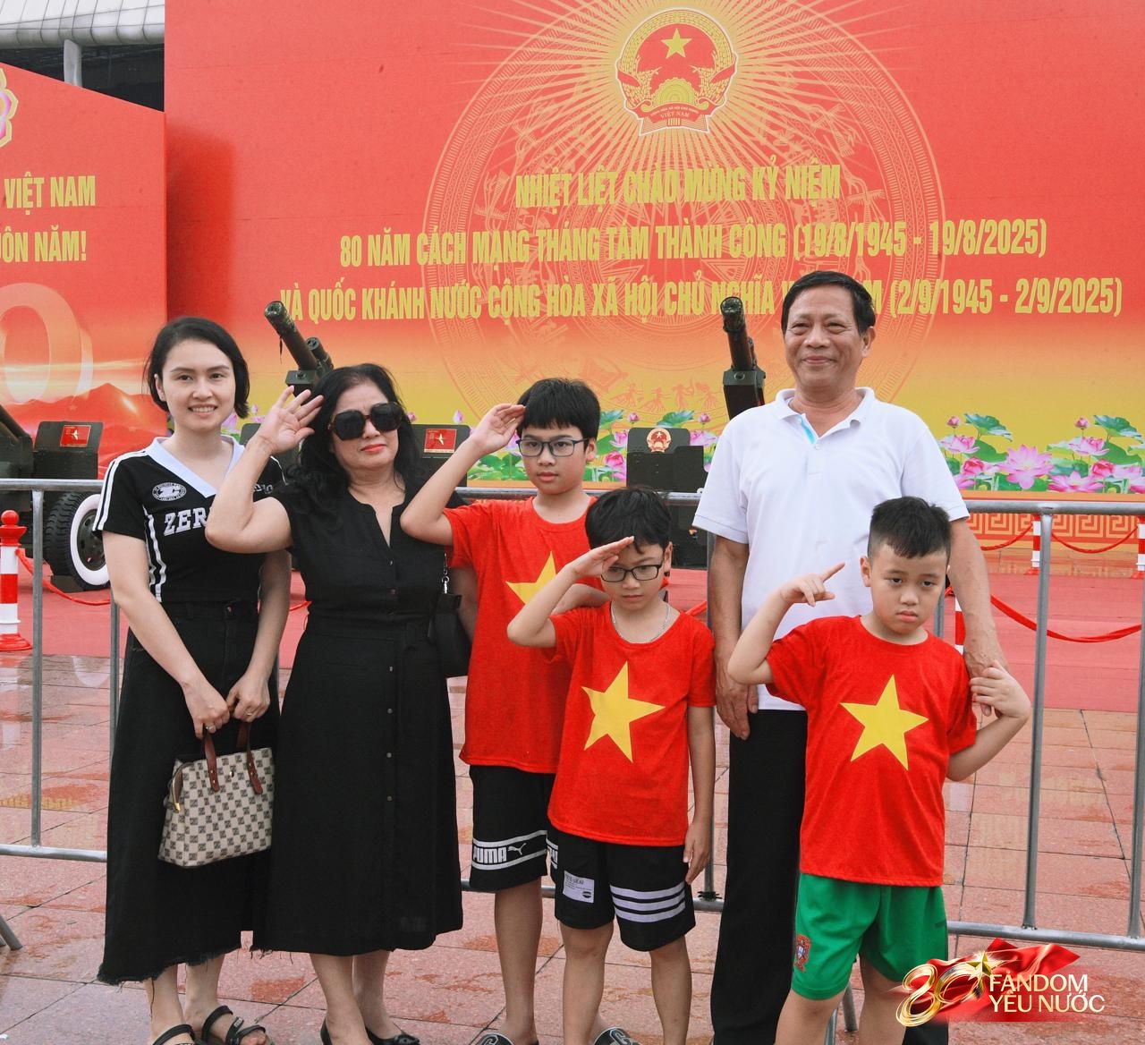 Hà Nội mưa như trút, "khối yêu nước" vẫn không rời vị trí để xem diễu binh 2/9- Ảnh 8.