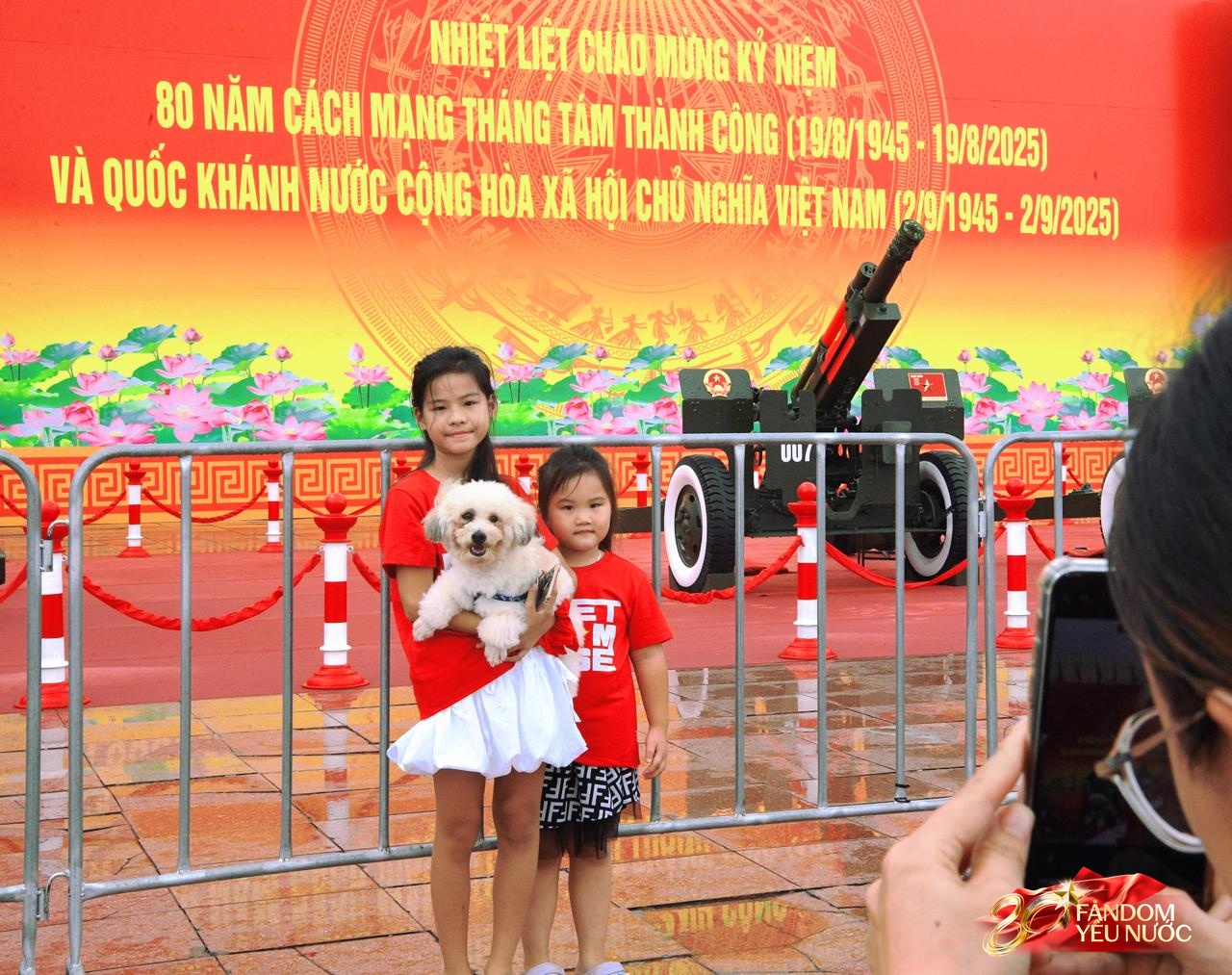 Hà Nội mưa như trút, "khối yêu nước" vẫn không rời vị trí để xem diễu binh 2/9- Ảnh 9.