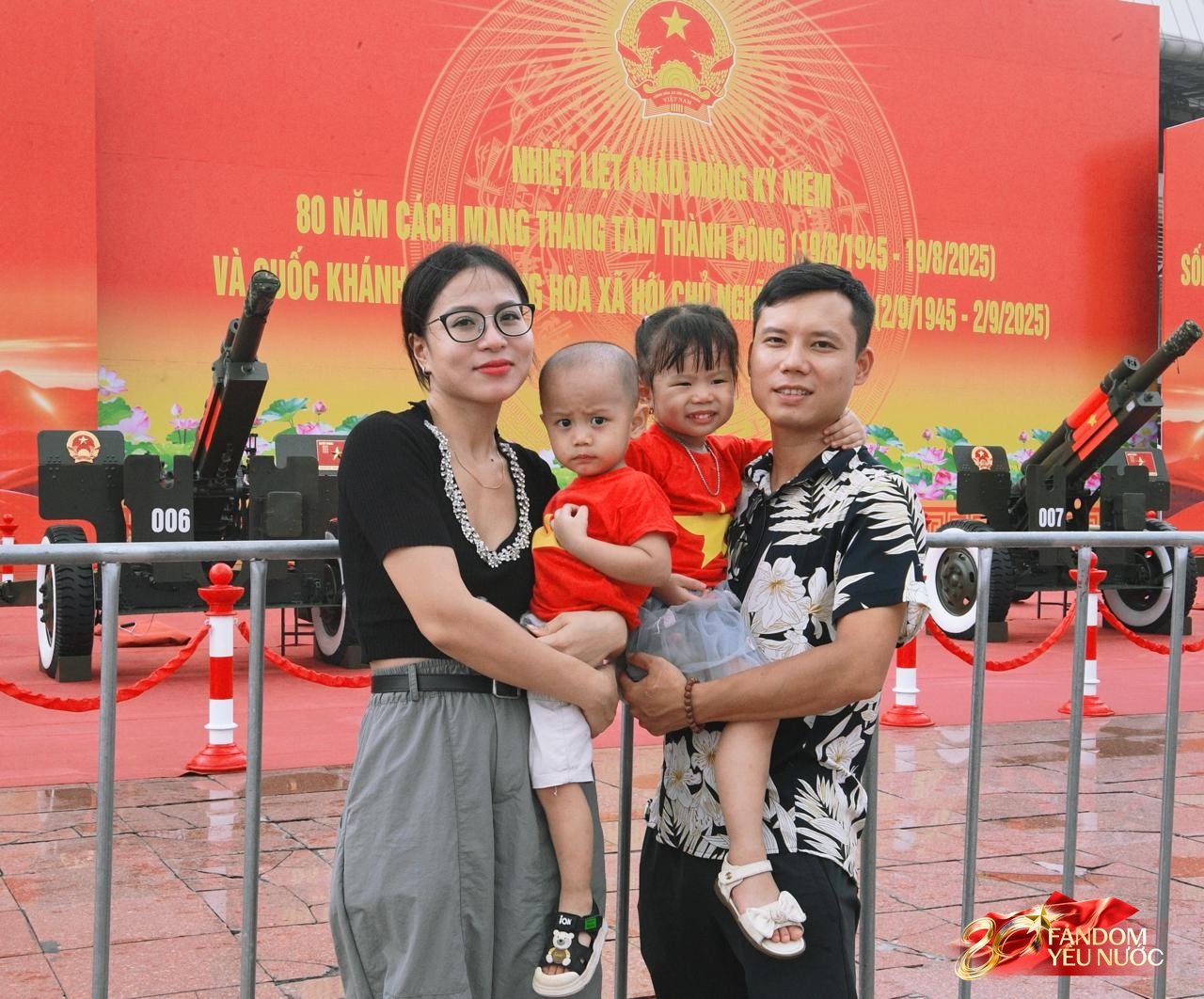 Hà Nội mưa như trút, "khối yêu nước" vẫn không rời vị trí để xem diễu binh 2/9- Ảnh 10.